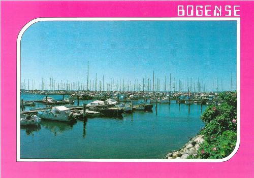 A postcard printed in Bordeaux shows a view of the marina.