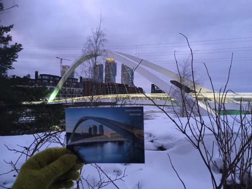 A picture of the bridge over the river in the city center.