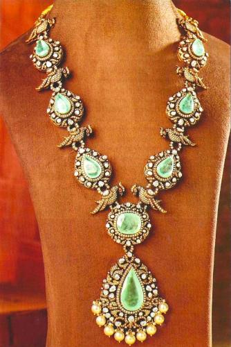 Necklace with green emeralds on a mannequin