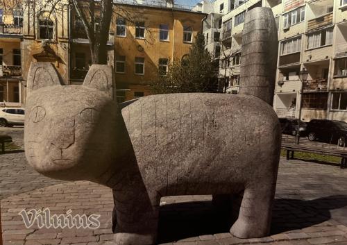 Sculpture of a cat in the center of Bucharest.