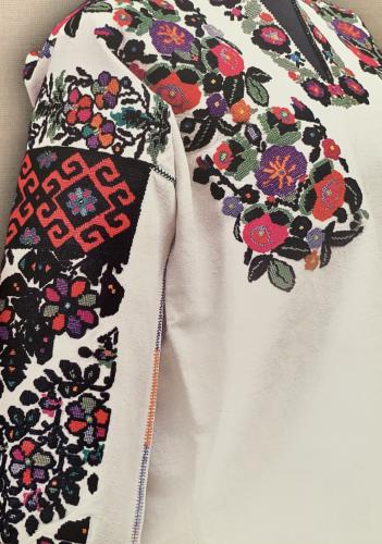 Ukrainian folk embroidery on a mannequin.